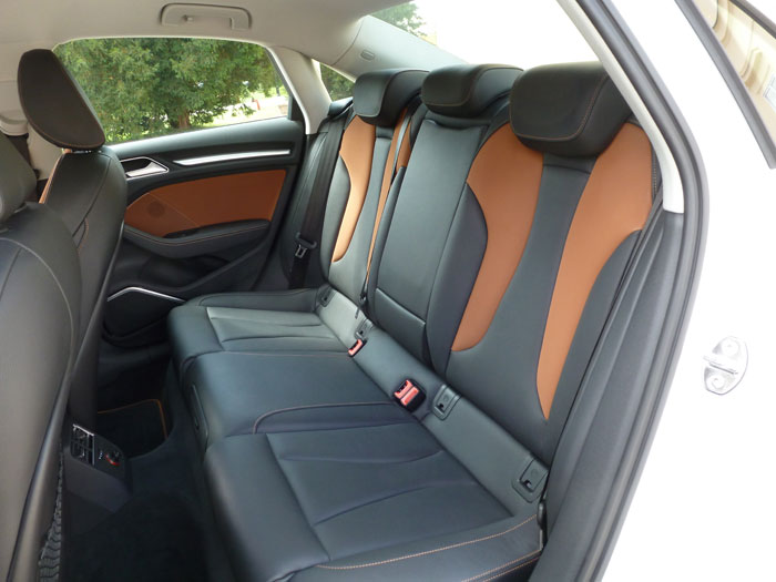 Audi A3 Sedan. 2013. Asientos traseros de Alcantara y cuero