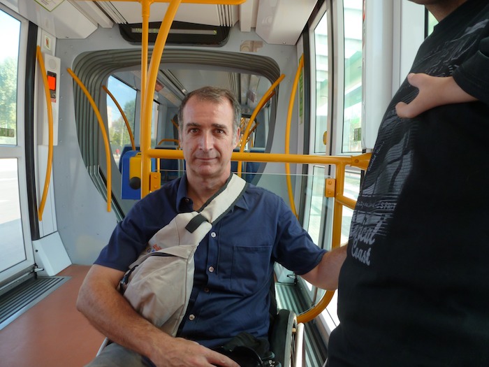 Los frenos de las sillas de ruedas no son muy potentes. Además de frenarla hay que agarrarse. (Foto: Beatriz Pérez)