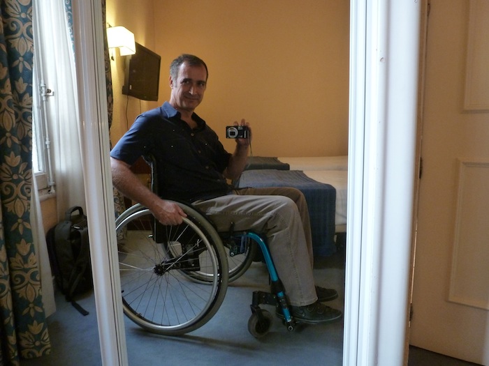 24 horas en silla de ruedas. En la habitación del hotel Tryp Gran Vía.