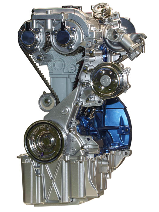 El 1.0 EcoBoost tiene cintura de avispa en la zona del bloque, con unos hombros (culata) y caderas (cárter) muy desarrollados. La polea se combina con el volante para compensar el equilibrado, ahorrándose el peso, volumen, arrastre y rozamientos de un árbol contrarrotante.