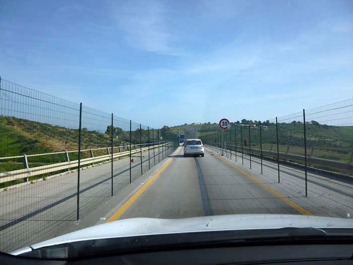 KIA Sportage. 2014. Sicilia. Puente en obras