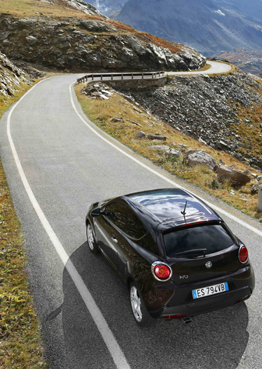 Una carretera alpina: ideal para cruzarse con un articulado de 38 toneladas justo en la curva del fondo de la foto.