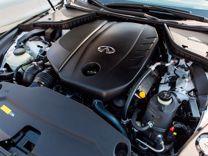 El motor del Mercedes E-220 CDI queda enmascarado bajo un carenado con el logo de Infiniti; destaca el enorme depósito de líquido para la dirección asistida.