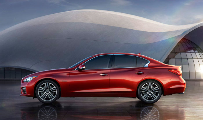 Nuestra unidad de pruebas no era roja como este Hybrid, ni gris como el de otra foto, sino negra; un color que a Infiniti le gusta mucho.