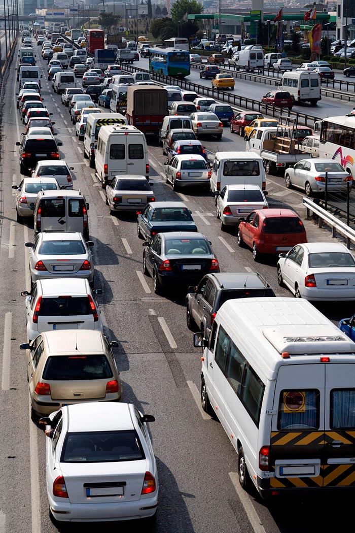 Cuando el tráfico alcanza semejante densidad, lo único que se puede hacer es intentar sobrevivir. Obsérvense los diversos coches pasando de un carril a otro.