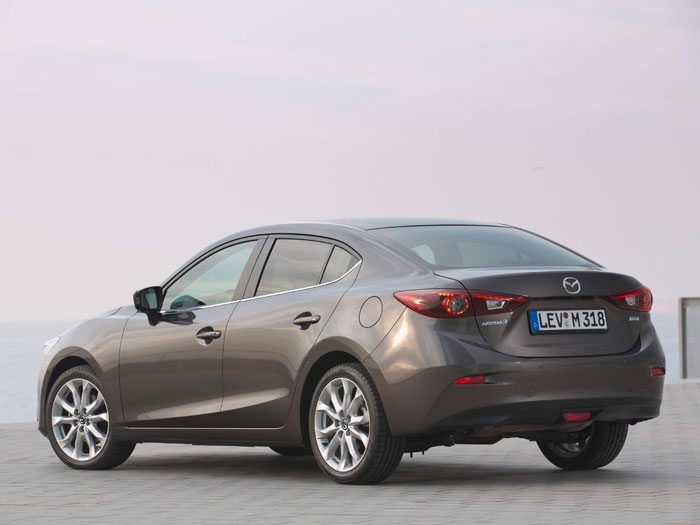 Al ser más corto que el Mazda-6, y tener un tercer volumen menos prominente, el Mazda-3 Sedán no consigue alcanzar el Cx aerodinámico tan favorable de su hermano mayor, aunque también sea excelente.