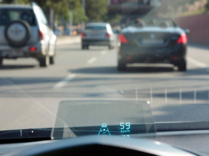 El Head Up Display (HUD) que nos informa de la velocidad y los datos del control de crucero adaptativo tiene una grafía un tanto pequeña, que obliga a fijar la vista con atención.