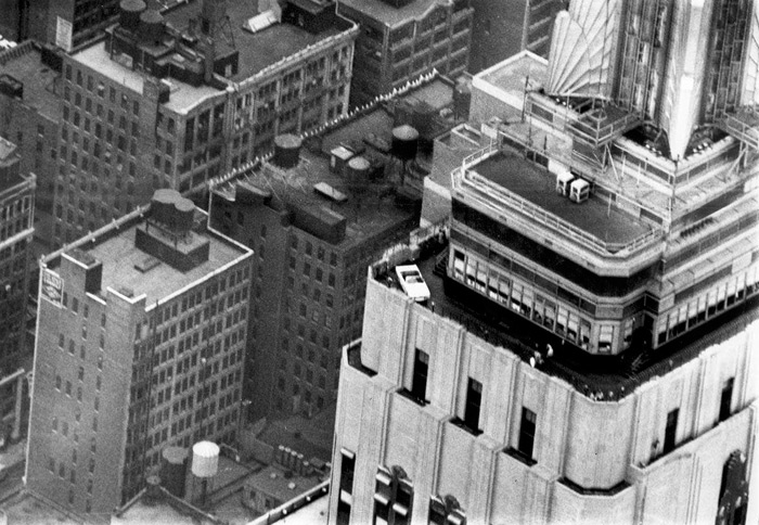 La primera ascensión, en 1965, y también con un Mustang convertible, blanco en aquella ocasión. Como puede verse, no sobra mucho espacio.