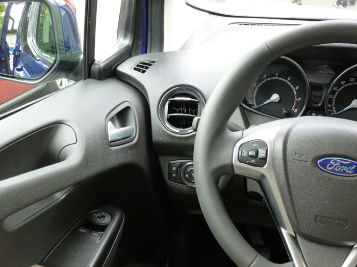 Ford tourneo Courier 2014. Salpicadero, volante, puerta.