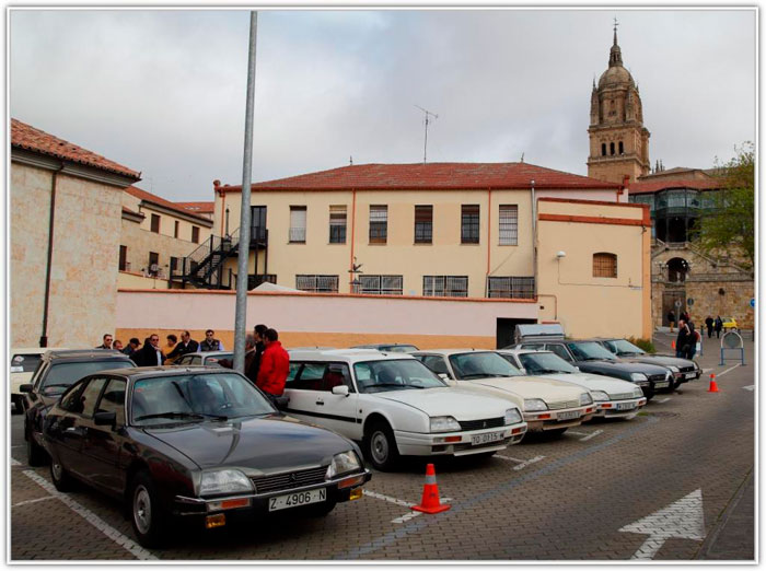 Los participantes van llegando, aunque todavía faltan algunos. Estamos en Castilla-León; ¡qué menos que una torre de iglesia al fondo!