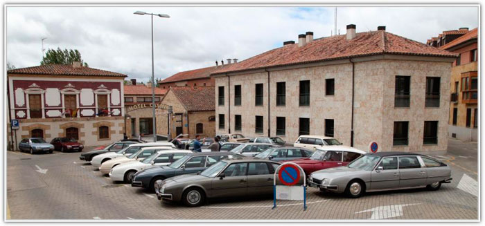 El pleno está ya casi conseguido; como es de rigor en la zona, la construcción en piedra aparece por doquier.