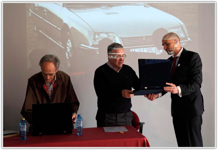 José Manuel le entrega su placa a Ramón; yo también le aplaudí, aunque en el momento de la foto inspeccionaba la mía.