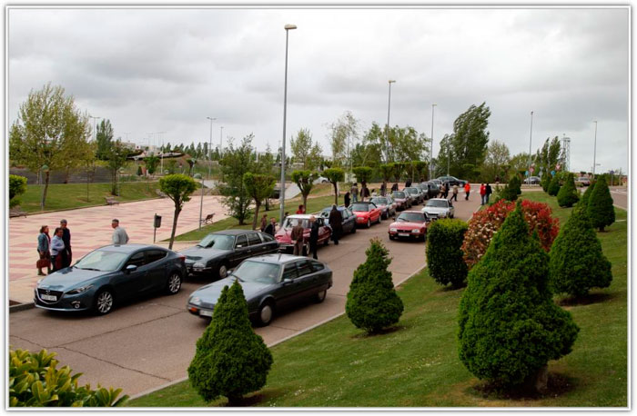 Y para cerrar, todos los asistentes tuvimos una comida de hermandad en las afueras. El Mazda-3 Sedán que está al  frente es el que yo llevé; al fin y al cabo, aunque muy moderno, es de una marca en la que el Club de Propietarios de MX-5 tiene el récord mundial de socios.