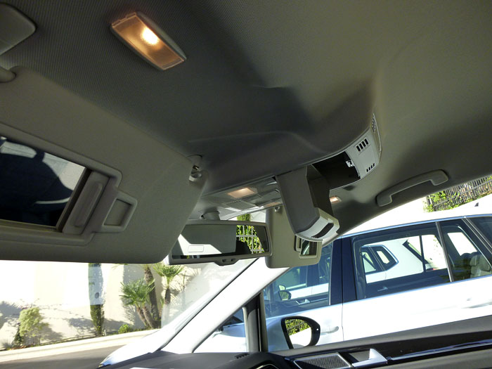 Volkswagen Golf Sportsvan. Parasoles y cajetín en el techo.