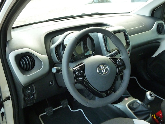 Toyota Aygo (2015). Paquete interior IN-touch. Salpicadero
