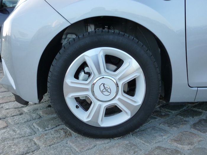 Toyota Aygo (2015). Llanta 15 pulgadas