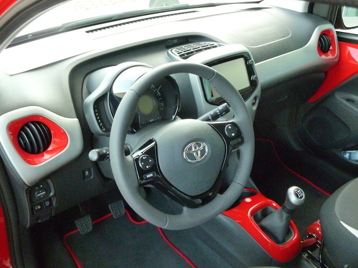 Toyota Aygo (2015). Interior. Cuadro instrumentos. Volante