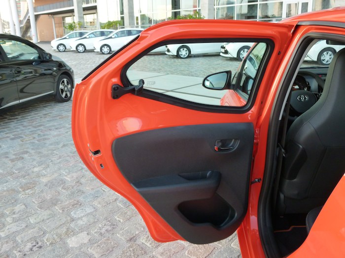 Toyota Aygo x-cite (2015). Puerta trasera izquierda