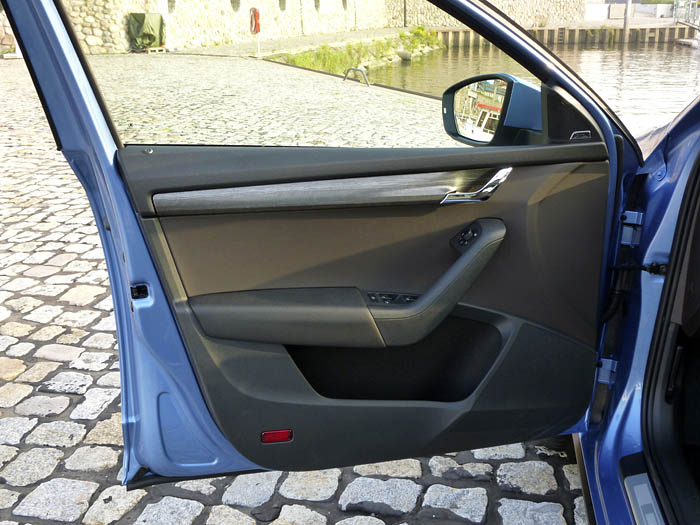 04-skoda-scout-2015-puerta-delantera-izquierda