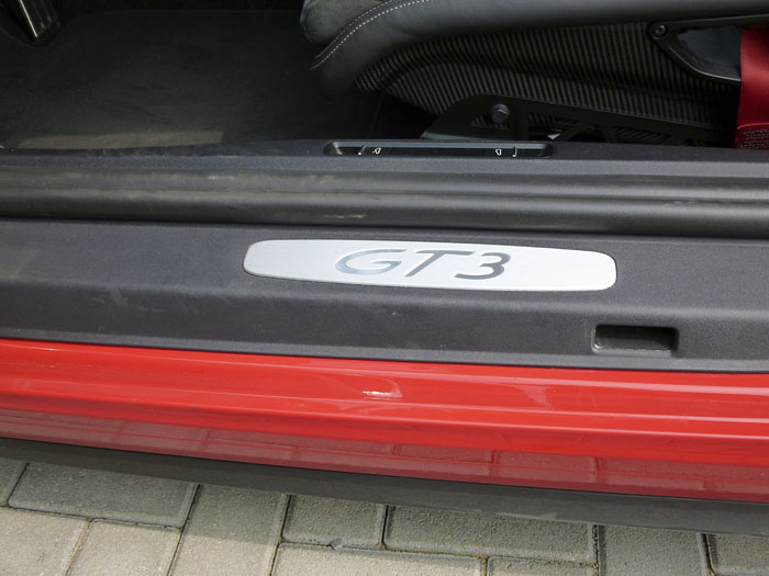 Porsche 911 GT3. Insignia, umbral de la puerta