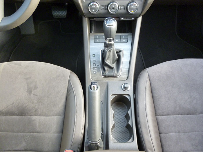 18-skoda-scout-2015-palanca-cambio-freno-mano
