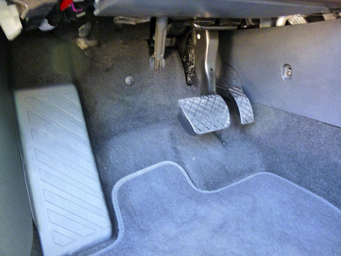 22-skoda-scout-2015-pedales