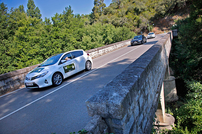 La primera parte del primer tramo de la 2ª etapa era muy técnica, en bajada hacia este puente, y muy sinuosa. Debido a los distintos planteamientos de navegación (y a las “manos” de los conductores), los coches se agolpaban en distintas caravanas.