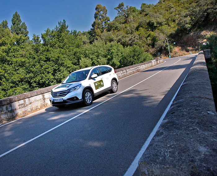 El Honda CR-V 1.6 i-DTEC cruza el puente; su consumo no estuvo mal para un SUV, pero el efecto de 22 minutos de penalización lo hundió.