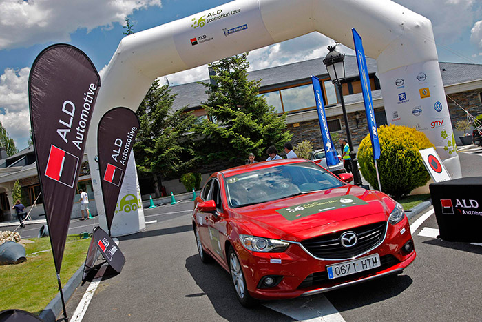 Y aquí está nuestro Mazda-6 2.0G, entrando finalmente en Guadarrama, para cerrar el recorrido. Bonito sí era; pero caluroso también, con ese color, ventanillas cerradas y sólo ventilación dinámica.