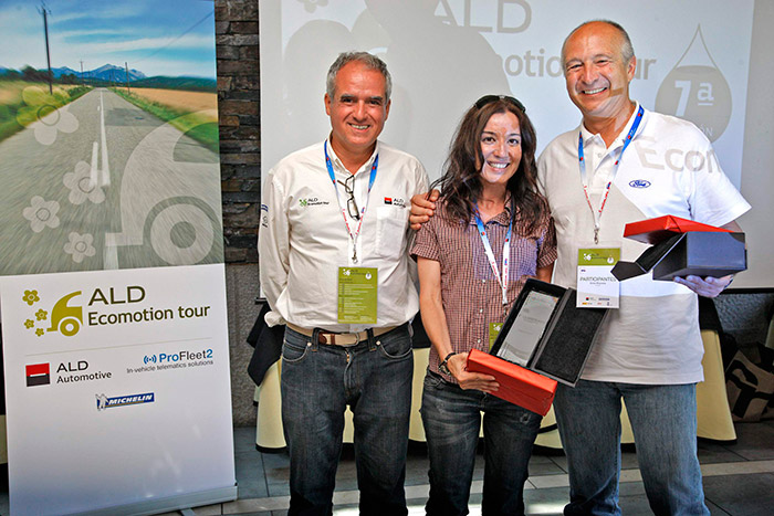 Y aquí reaparecen los protagonistas de la tercera foto: Noemí Alonso y Víctor Piccione recogen sus trofeos; entregados por Pedro Malla, el Director General de ALD Automotive.