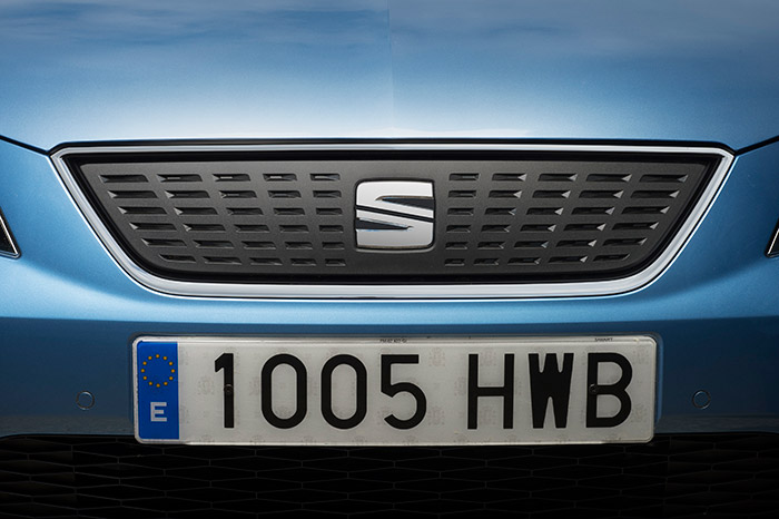 La parrilla superior prácticamente cegada, y la placa de matrícula encastrada en el rebaje del parachoques (detalle éste común al resto de los León), indican la preocupación por optimizar la aerodinámica.