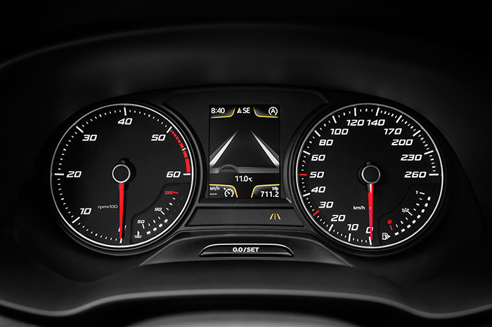 Para un motor cuya potencia máxima es lineal desde 3.200 a 4.000 rpm, resulta exagerado que la zona roja del cuentarrevoluciones no empiece hasta las 5.000 rpm; pero lo cierto es que el corte total de inyección no se produce hasta exactamente las 4.800 rpm.