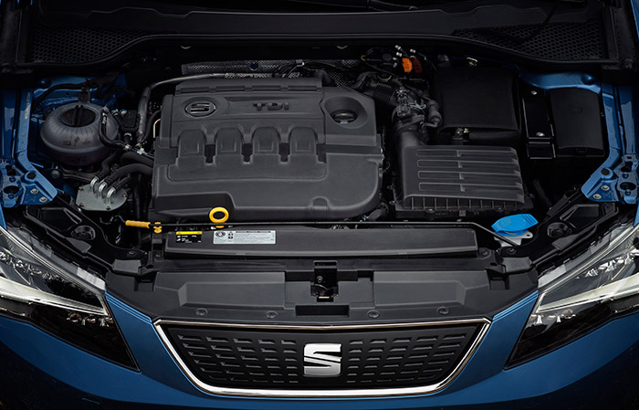 Y aquí está el motor, o más bien aquí dentro, muy oculto bajo un conjunto de tapas de plástico muy bien ordenadas; casi mejor, porque las actuales mecánicas no suelen ser precisamente un prodigio de estética.