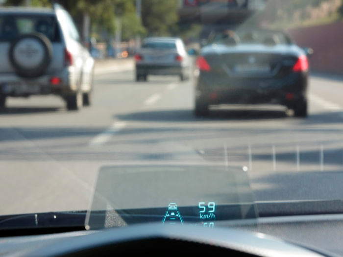 La pantalla del HUD (Head-Up Display) en su enfoque natural: en el menú hay un mando para inclinarla en función de la postura de conducción y estatura del conductor.