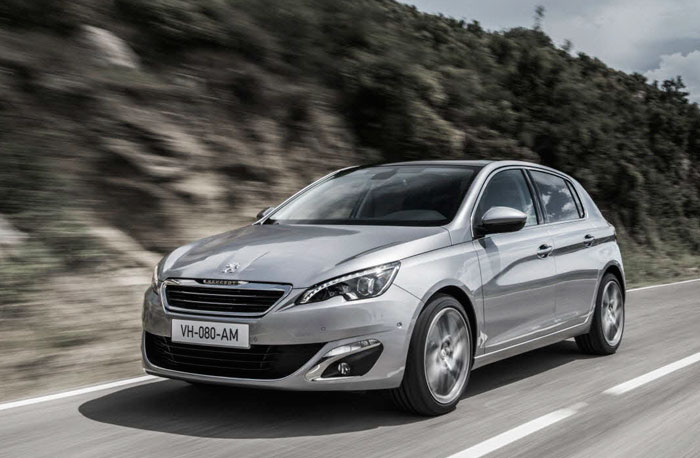 Aspecto rotundo, más preocupado por la apariencia de solidez que por la aerodinámica. El frontal abandona el diseño característico de los anteriores Peugeot, para iniciar un nuevo camino.