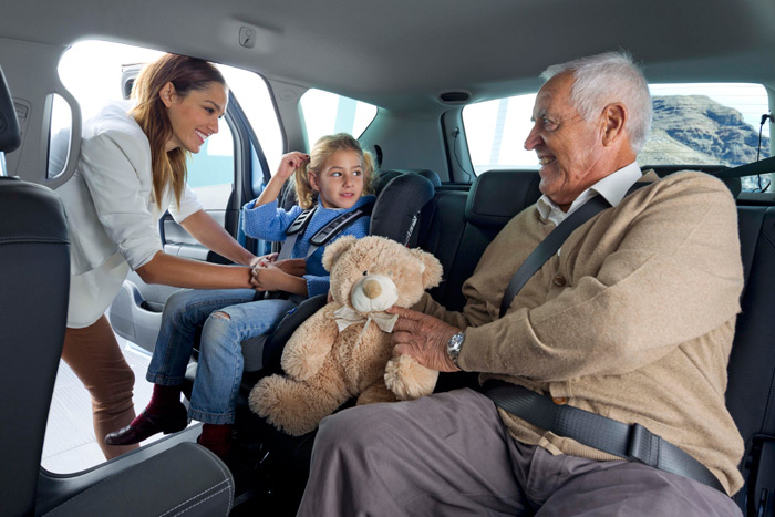La apertura “al contrario” de las puertas traseras permite realizar con mayor comodidad las maniobras de instalar a los pequeños en sus asientos, estando el adulto relativamente protegido la puerta.