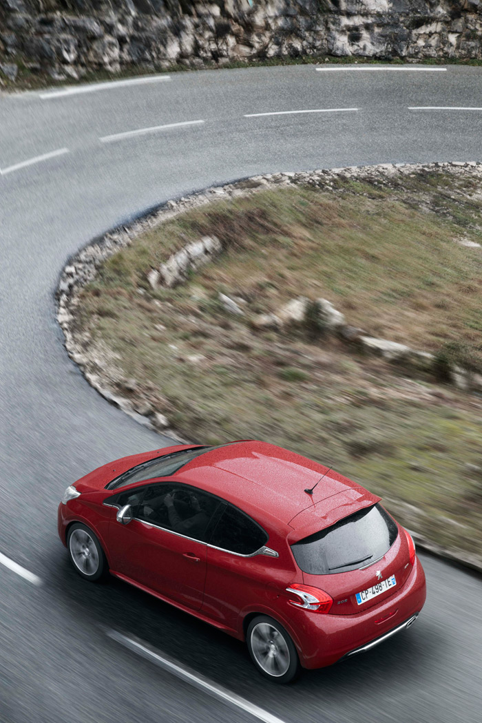 Una carretera de estas características es el hábitat natural de un coche que exhiba la denominación GTI.