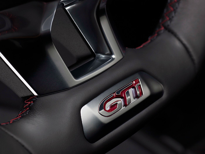 A juzgar por lo que se ve en la base del volante, deberíamos utilizar la grafía GTi, en vez de la GTI que la misma Peugeot propone.