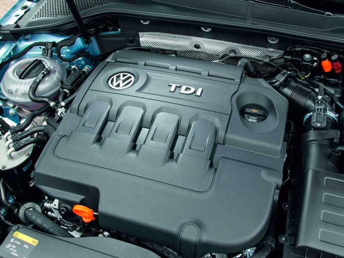 Por ahí debajo anda la especial versión de 110 CV del 1.6-TDI. Es curioso que tenga más potencia que la normal, pero el mismo par máximo; cuando para un motor “económico” lo lógico siempre había sido la contrario.