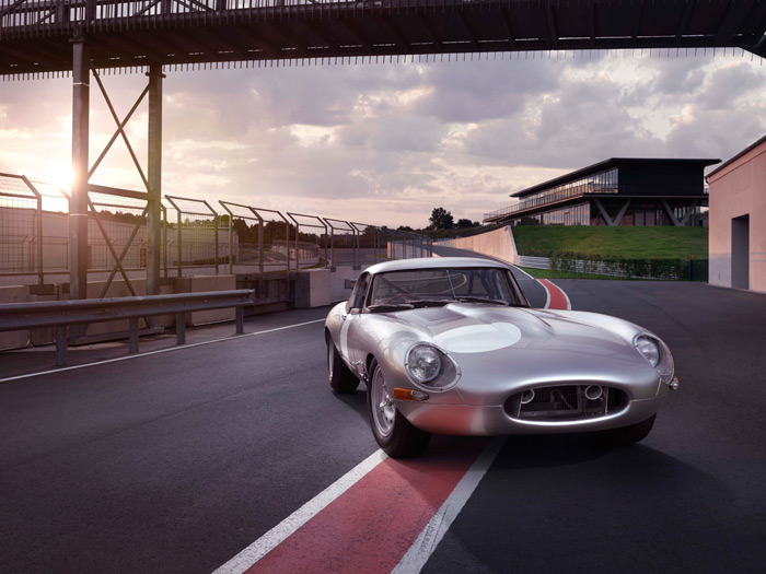 El E-Type Lightweight en su entorno natural: el circuito de carreras. Y también con su estética original, sin los aditamentos que llevan algunos de los que han sobrevivido y siguen corriendo. Toma de aire única frontal, con derivaciones laterales para los frenos y redondas para ventilar el habitáculo.