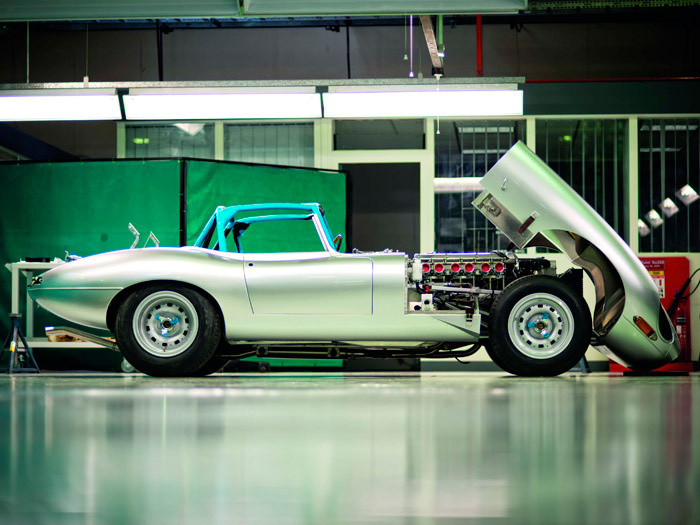 Mismo enfoque que en la foto anterior pero sin el hard-top, para proceder a la instalación de la jaula de seguridad, que aquí es la opcional completa; de serie lleva sólo la zona posterior, como arco de seguridad sobre las cabezas. A las trompetas de la admisión (que no llevan filtro de aire) les han puesto sus tapas de plástico, por si acaso.