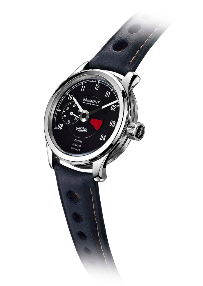 El reloj Bremont que acompañará a cada una de las seis nuevas unidades del Lightweight (con su número de motor y bastidor grabados). La zona roja está en el lugar exacto: entre 3 y 4 de la tarde, para proteger el momento de la siesta. El cuero de la correa es el mismo de la tapicería.