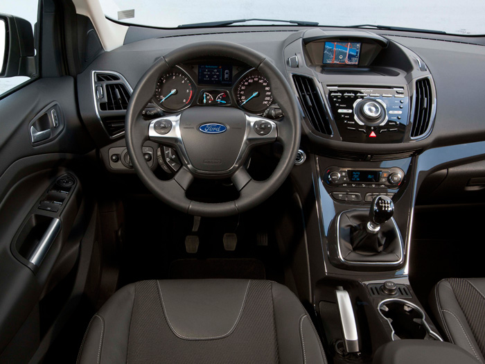 Los productos Ford, desde hace bastantes décadas, han sabido explotar el efecto de un diseño interior impactante, y el Kuga no iba a ser una excepción.