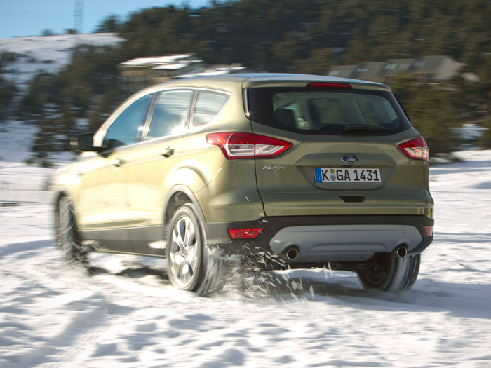 Cuando la adherencia es muy baja, el surtidor de nieve levantado por las ruedas traseras indica que sí se produce la deseada transferencia de tracción a dicho tren posterior.