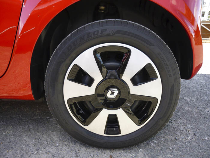 Renault Twingo 2015. Llanta de chapa con embellecedor