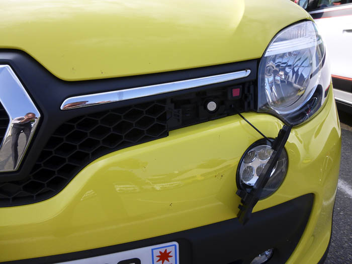 Renault Twingo 2015. Capó, cierre con llave.