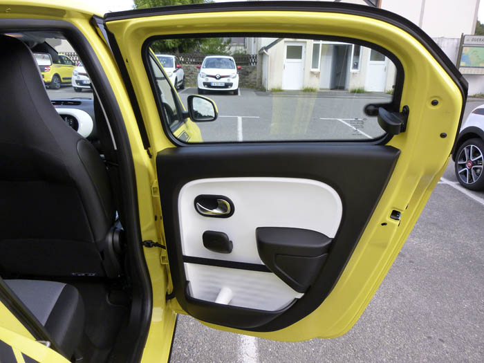 Renault Twingo 2015.  Puerta posterior.