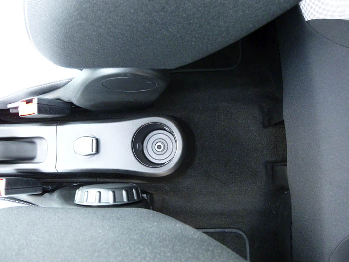 Renault Twingo 2015. Pies, zona posterior.