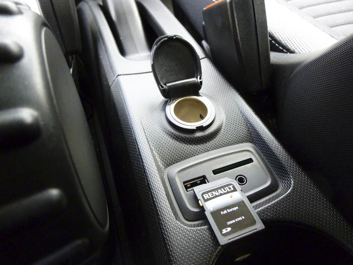 Renault Twingo 2015. Memoria navegador y USB