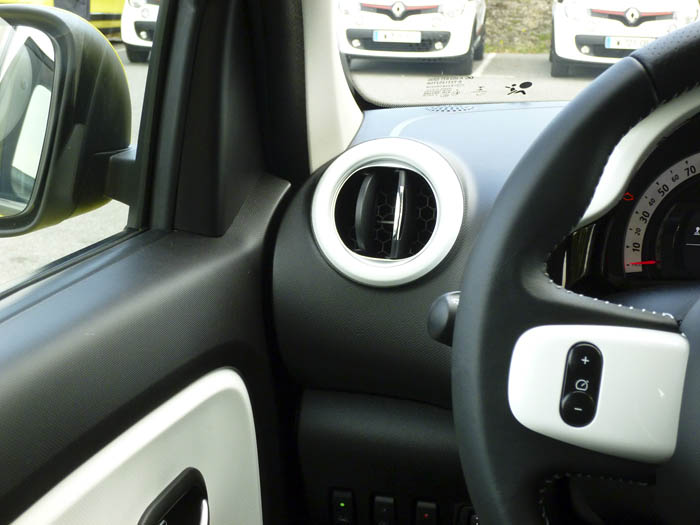 Renault Twingo 2015. Unión salpicadero puerta izquierda.